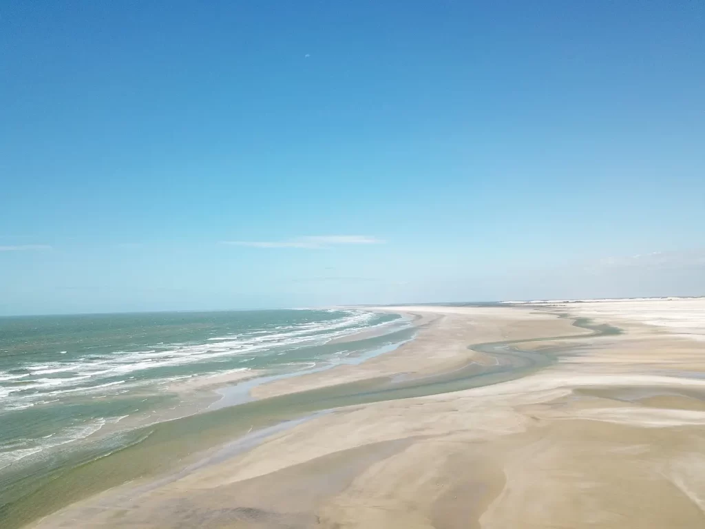 Praia do Canto do Atins nos Lençóis Maranhenses - MA - Vamos Trilhar