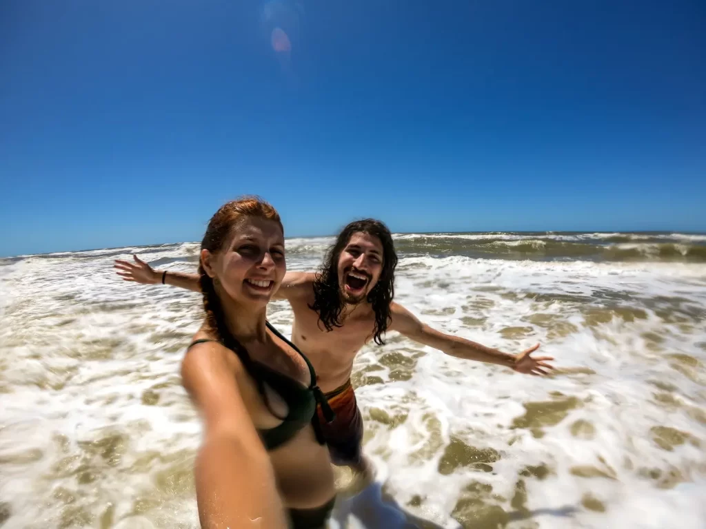 Tomando banho de mar em Caburé - Passeio de Lancha pelo Rio Preguiças - MA - Vamos Trilhar