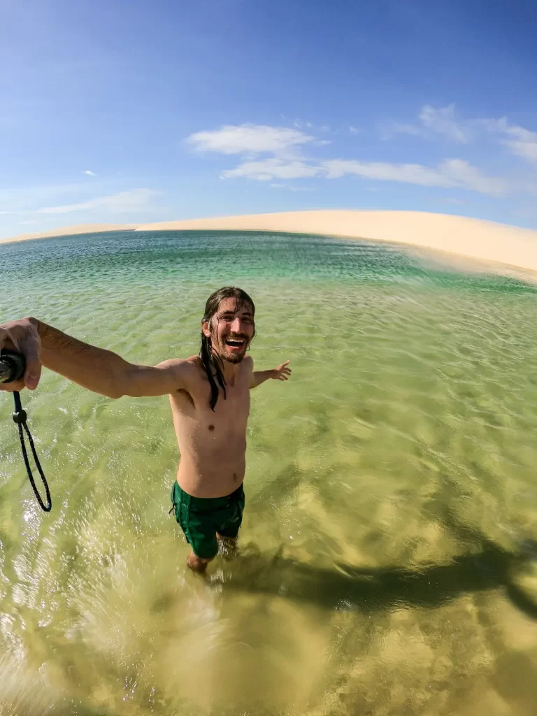 Tomando banho na Lagoa do Bode Velho - Atins nos Lençóis Maranhenses - MA - Vamos Trilhar