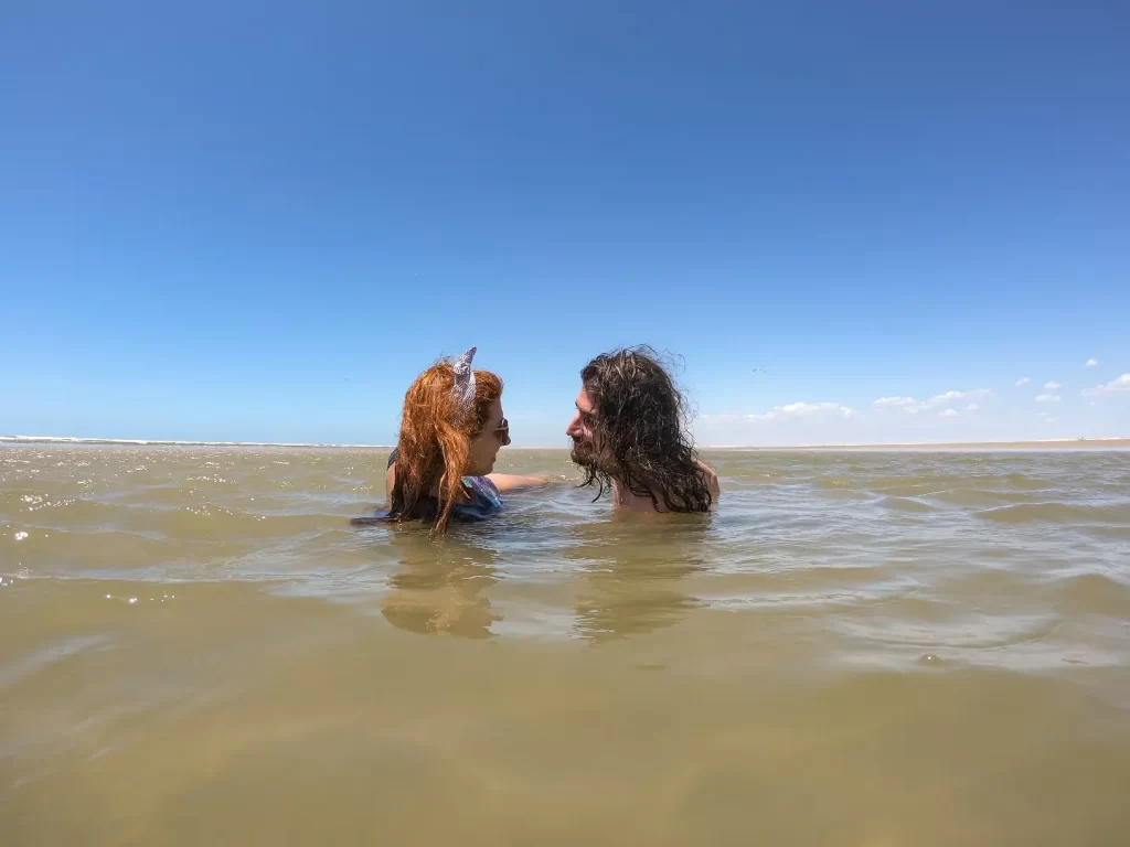 Tomando banho na Praia do Canto do Atins nos Lençóis Maranhenses - MA - Vamos Trilhar