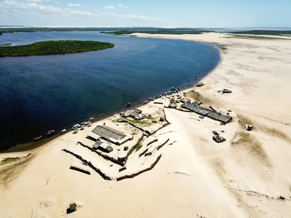 Vista aérea de Caburé - Passeio de Lancha pelo Rio Preguiças - MA - Vamos Trilhar