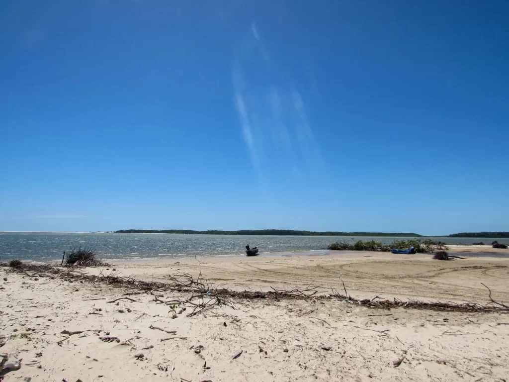 Vista de Caburé na Praia de Atins nos Lençóis Maranhenses - MA - Vamos Trilhar