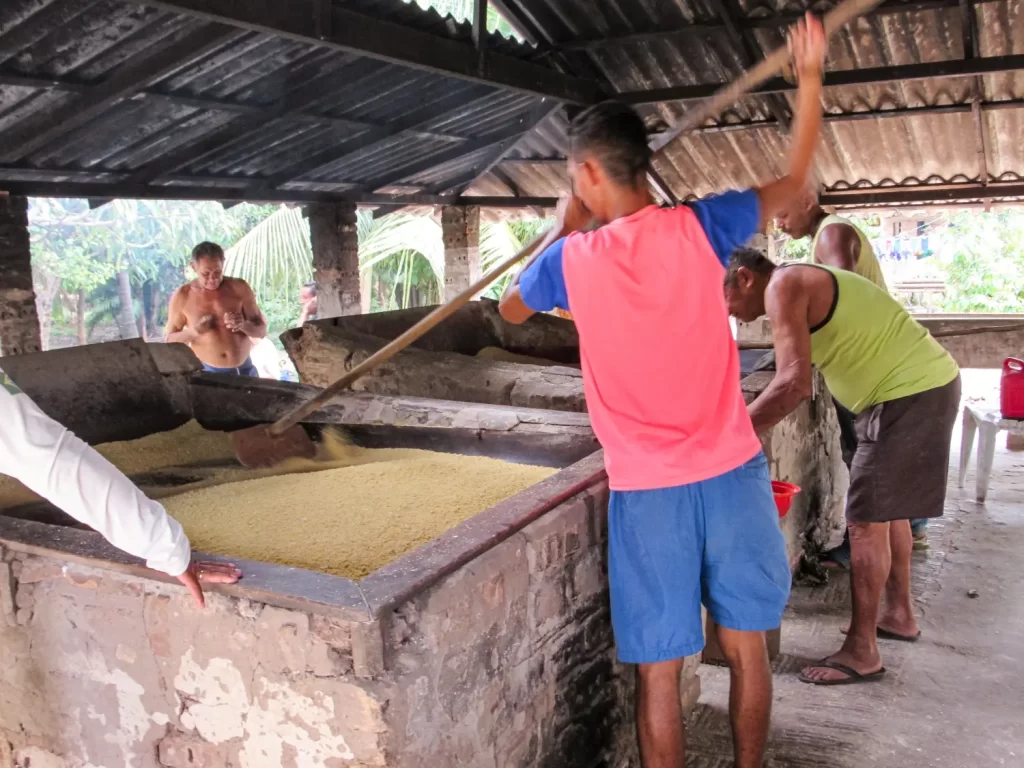 Farinha no forno - Passeio ao Povoado Tapuio - Lençóis Maranhenses - Vamos Trilhar