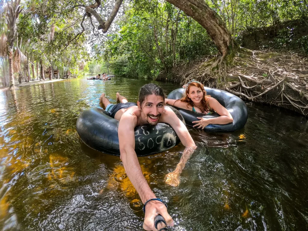 Tomando banho na flutuação do Rio Formiga - MA - Vamos Trilhar