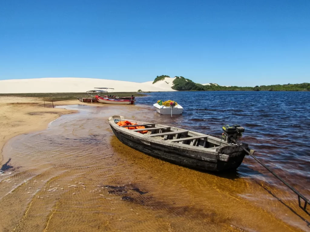 Barco saindo de Betânia - passeio das Lagoas da Gaivota e Andorinhas - Santo Amaro - MA