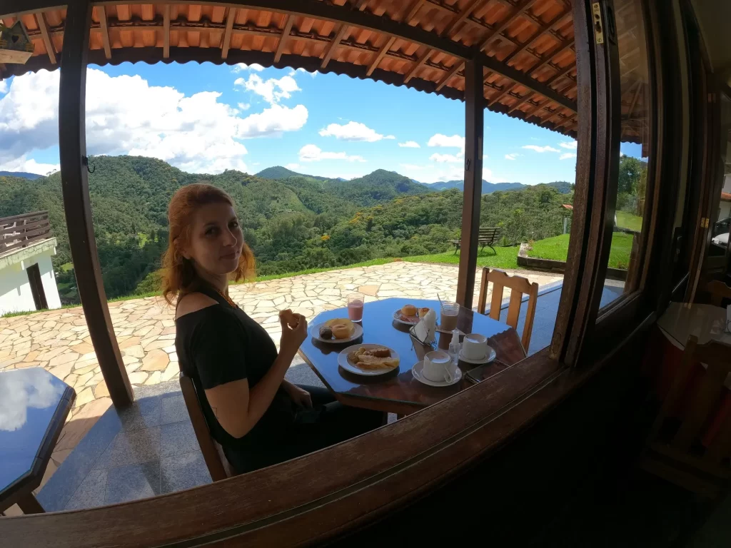 Café da manhã com vista na Pousada Bela Mauá - Visconde de Mauá - RJ - Vamos Trilhar