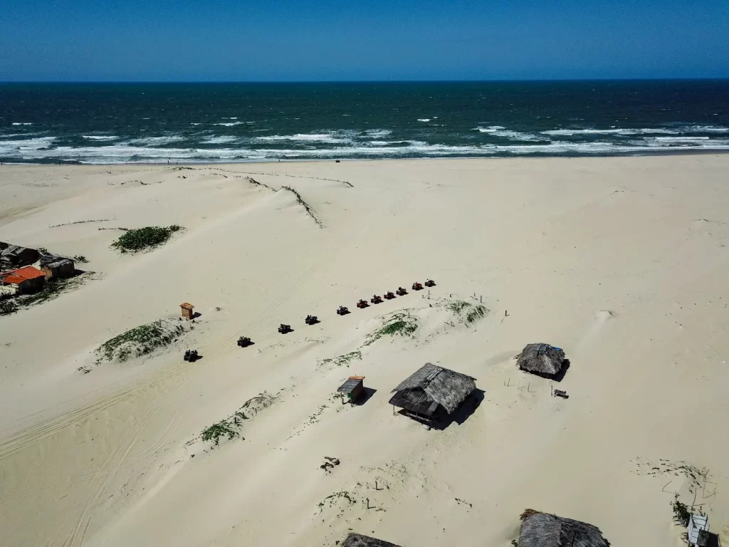 O passeio de Quadriciclo dos Pequenos Lençóis até a Praia de Caburé - Lençóis Maranhenses - Vamos Trilhar