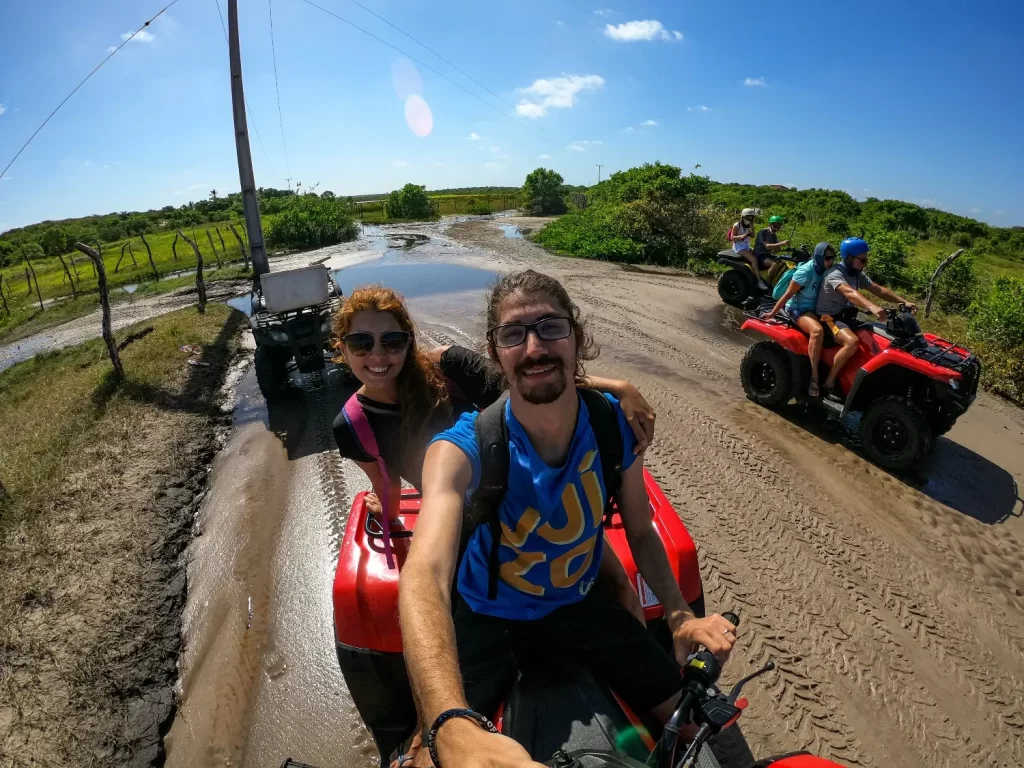 Passando por poças - passeio de Quadriciclo dos Pequenos Lençóis até a Praia de Caburé - Lençóis Maranhenses - Vamos Trilhar