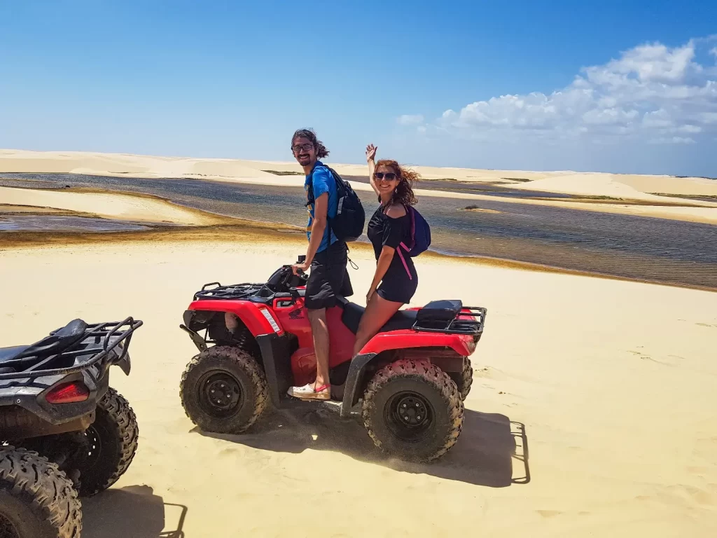 Primeira parada no passeio de Quadriciclo dos Pequenos Lençóis até a Praia de Caburé - Lençóis Maranhenses - Vamos Trilhar