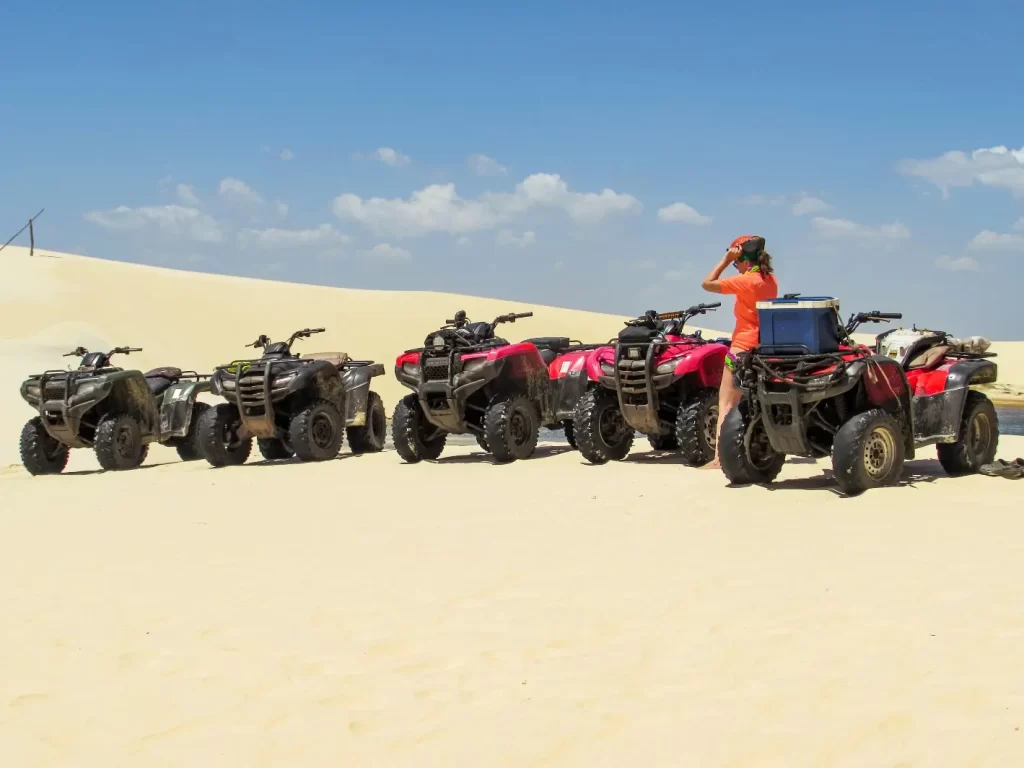 Quadriciclos - passeio de Quadriciclo dos Pequenos Lençóis até a Praia de Caburé - Lençóis Maranhenses - Vamos Trilhar