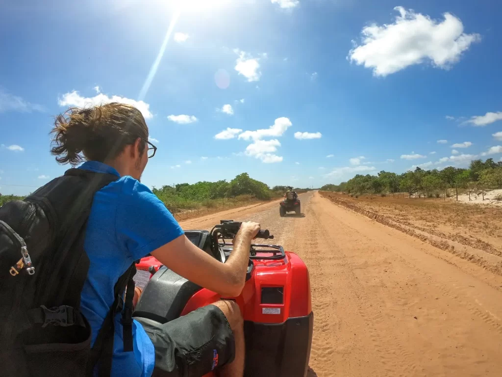 Treinando no passeio de Quadriciclo dos Pequenos Lençóis até a Praia de Caburé - Lençóis Maranhenses - Vamos Trilhar