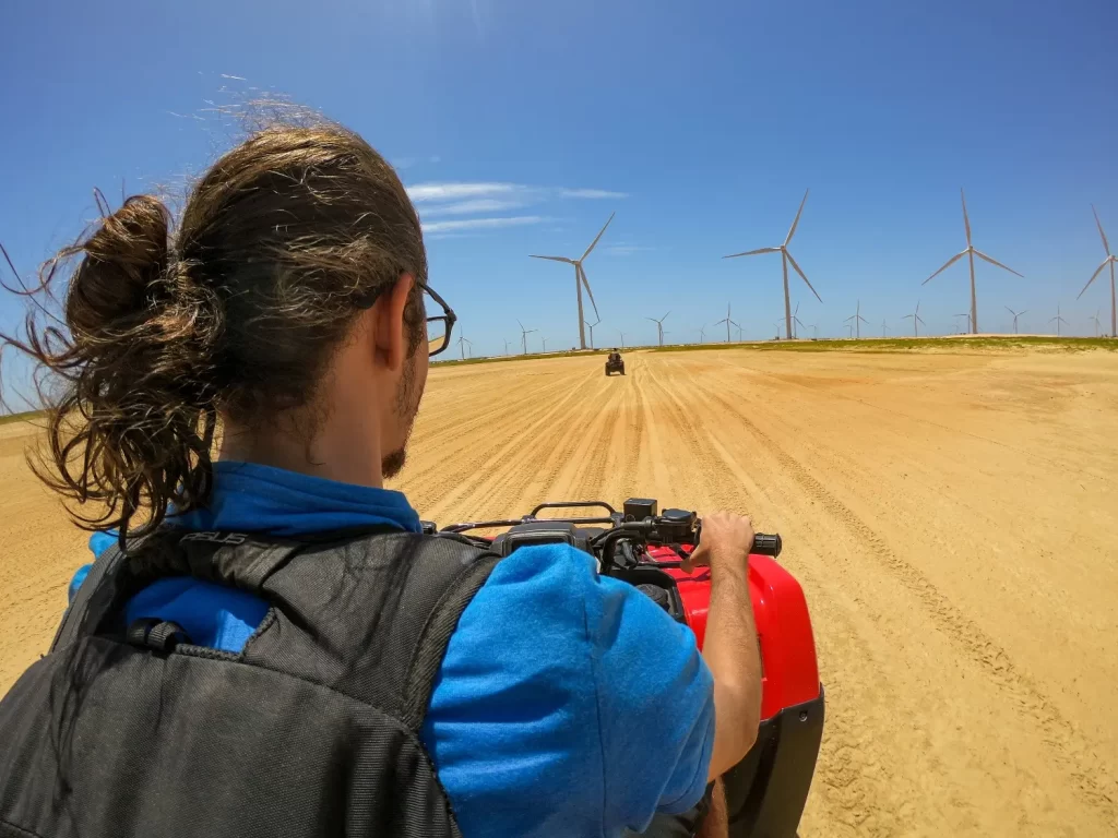 Vista do Parque Eólico - passeio de Quadriciclo dos Pequenos Lençóis até a Praia de Caburé - Lençóis Maranhenses - Vamos Trilhar