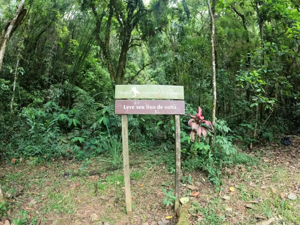Placa na Cachoeira de Santa Clara - Visconde de Mauá - RJ - Vamos Trilhar