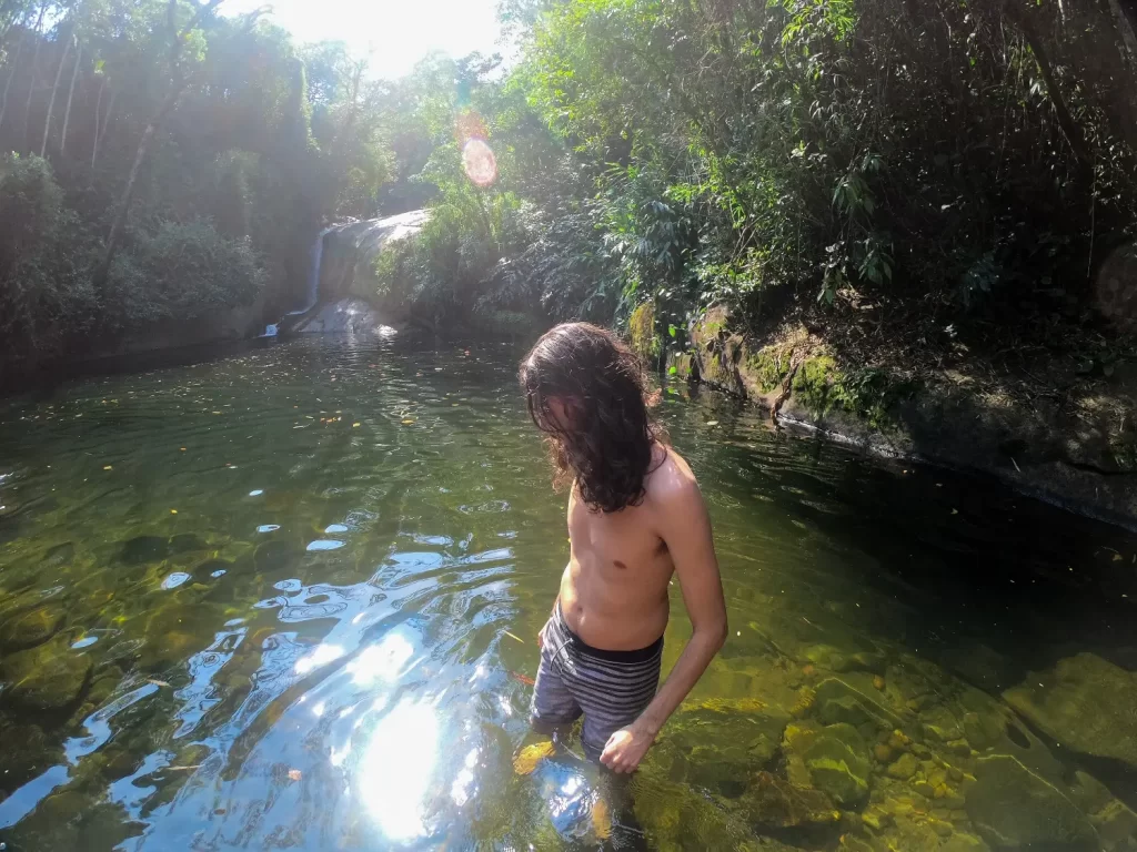 Banho no Poço Negro depois do santuário Vale do Amor em Petrópolis - RJ - Vamos Trilhar