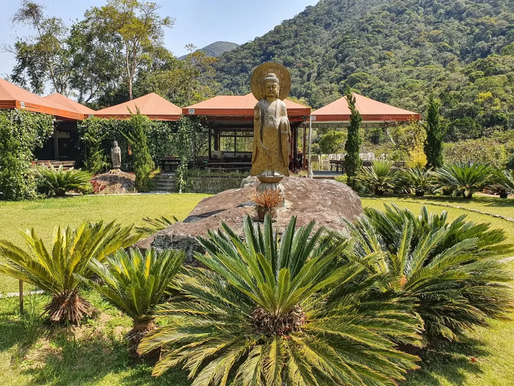 Estátua no Jardim Yin Yang - santuário Vale do Amor em Petrópolis - RJ - Vamos Trilhar