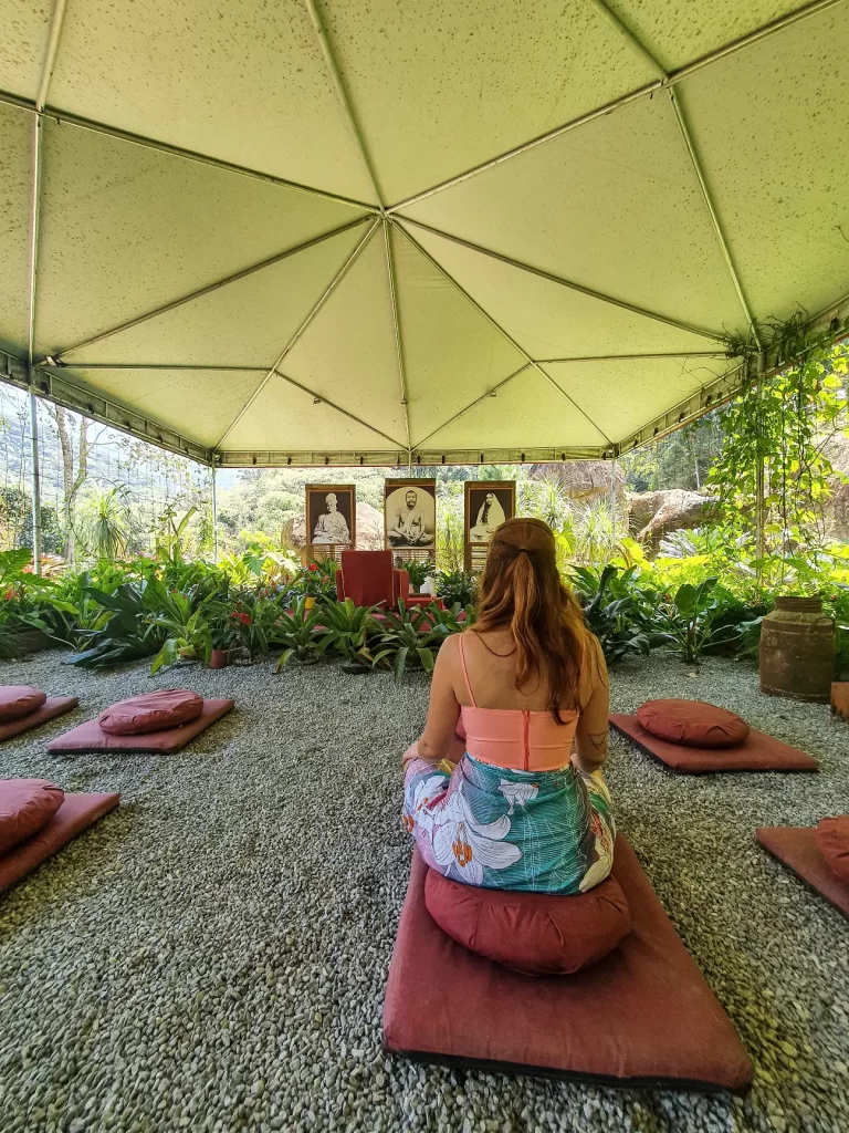 Meditando no santuário Vale do Amor em Petrópolis - RJ - Vamos Trilhar