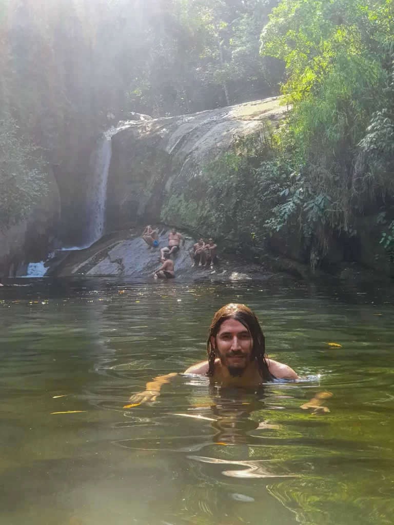 Mergulhando no Poço Negro (Poção) no Rocio - Petrópolis - RJ - Vamos Trilhar