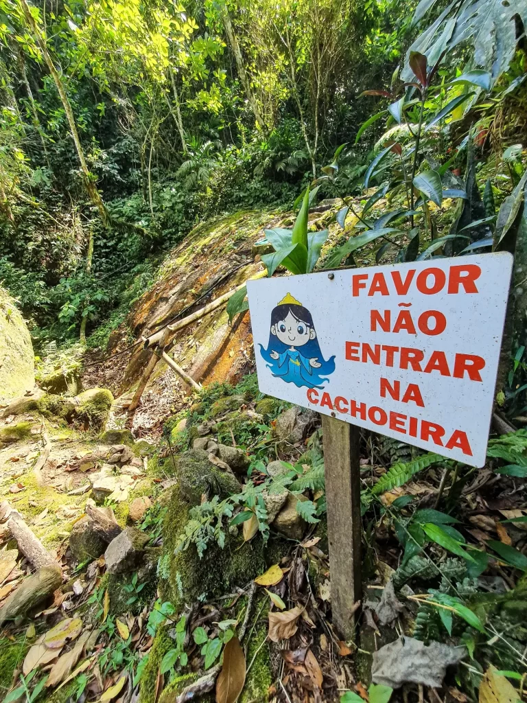 Placa na Cachoeira de Aruanda - santuário Vale do Amor em Petrópolis - RJ - Vamos Trilhar