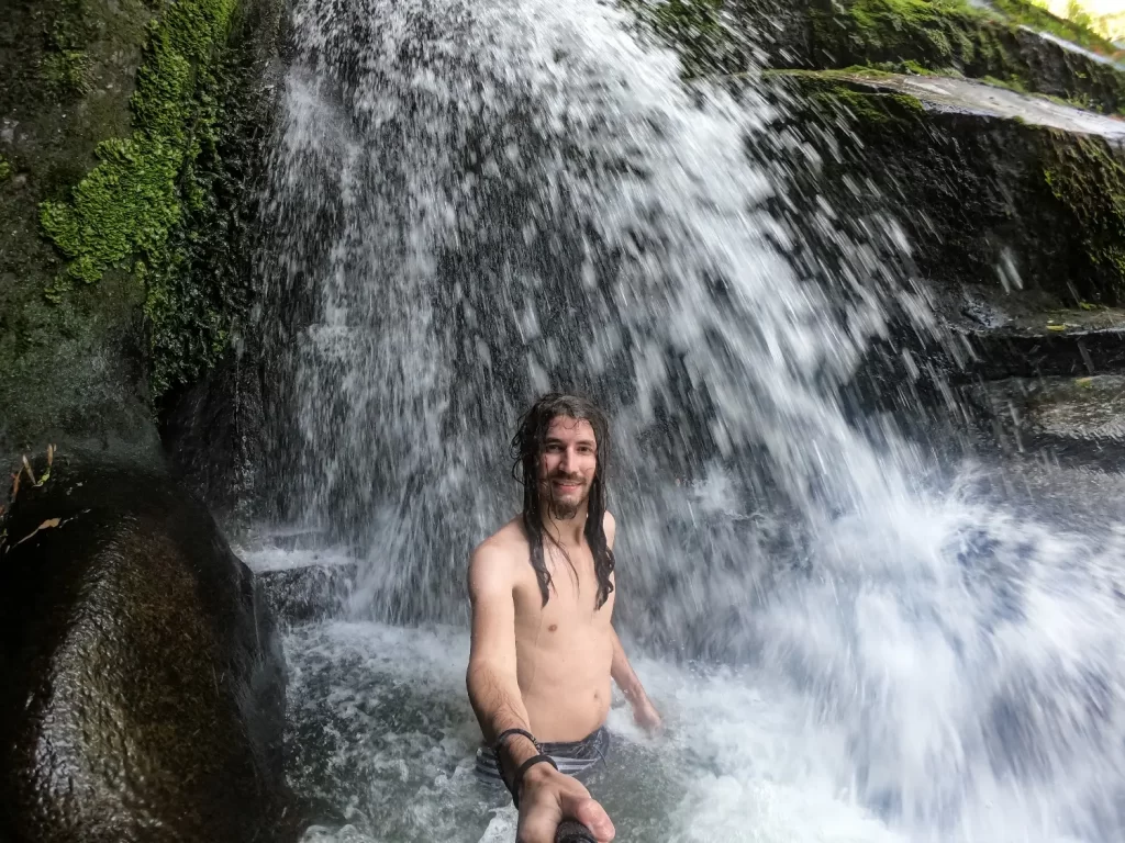 Tomando banho na queda d'água do Poço Negro (Poção) no Rocio - Petrópolis - RJ - Vamos Trilhar