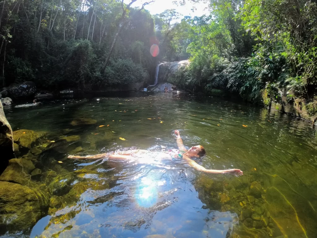 Tomando banho no Poço Negro (Poção) no Rocio - Petrópolis - RJ - Vamos Trilhar