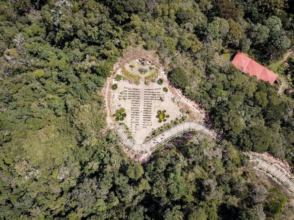 Vista aérea da Igrejinha de Francisco e Clara - santuário Vale do Amor em Petrópolis - RJ - Vamos Trilhar