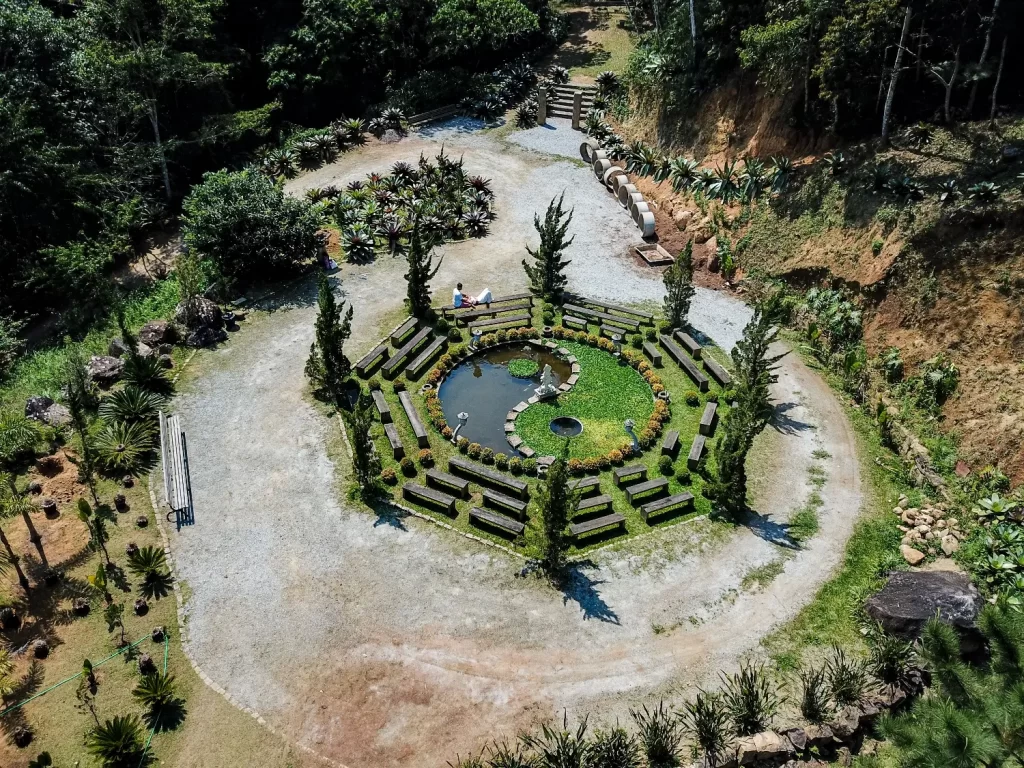 Vista aérea do Jardim de Baguá - santuário Vale do Amor em Petrópolis - RJ - Vamos Trilhar