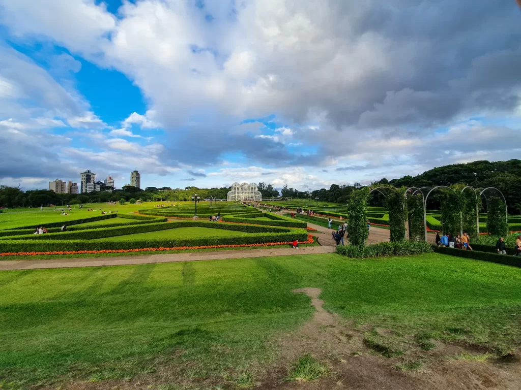 Vista lateral do Jardim Francês - Jardim Botânico de Curitiba - PR - Vamos Trilhar