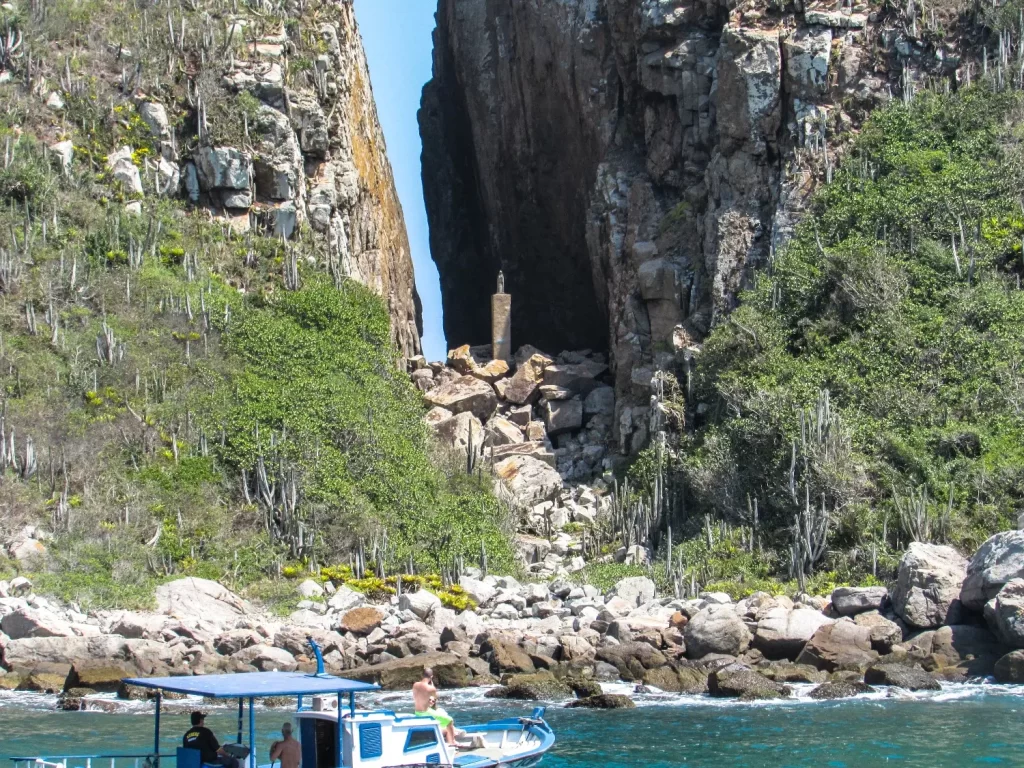 Fenda de Nossa Senhora - Praia da Ilha do Farol - Arraial do Cabo - Vamos Trilhar