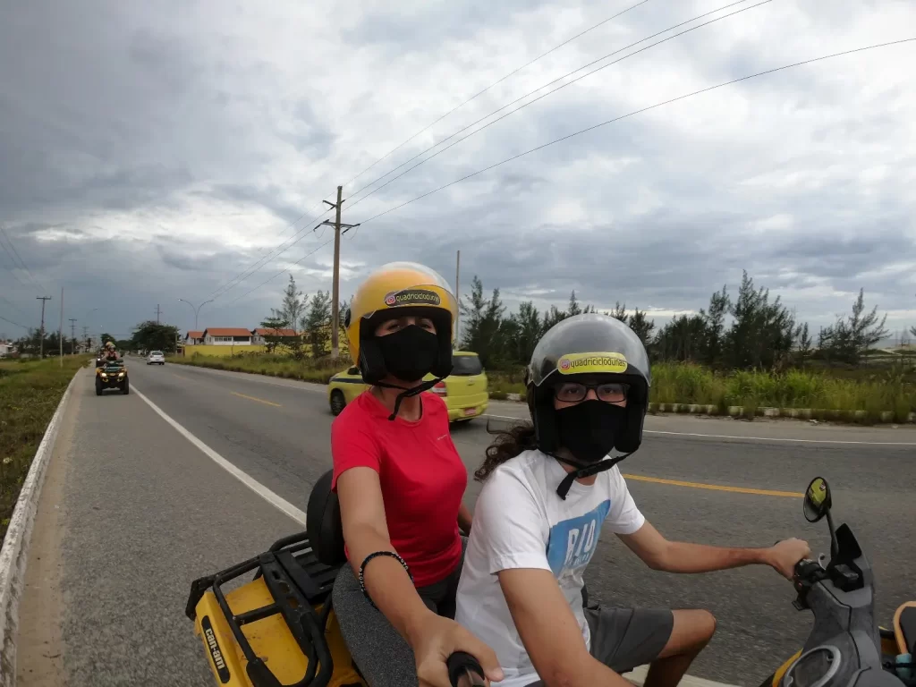 Atravessando a estrada no Passeio de Quadriciclo pelo Parque das Dunas - Cabo Frio - RJ - Vamos Trilhar