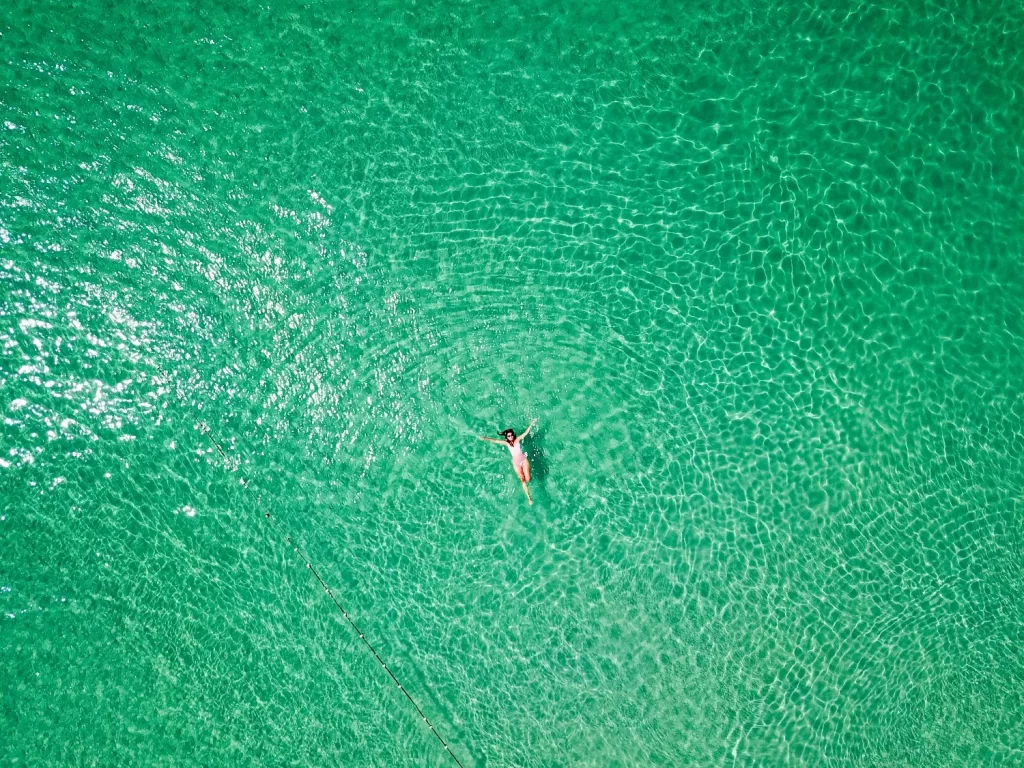 Cor da água nas Prainhas do Pontal do Atalaia - Arraial do Cabo - RJ - Vamos Trilhar