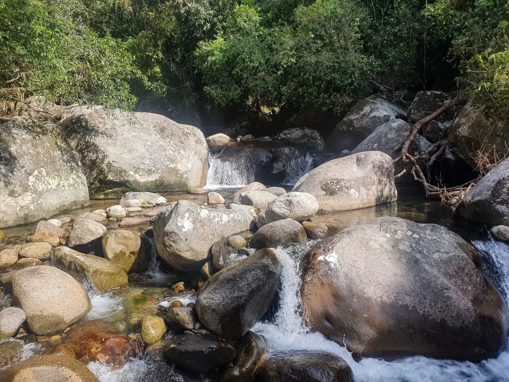 Leito do rio na trilha do Poço da Capela - Parnaso - Guapimirim - Vamos Trilhar