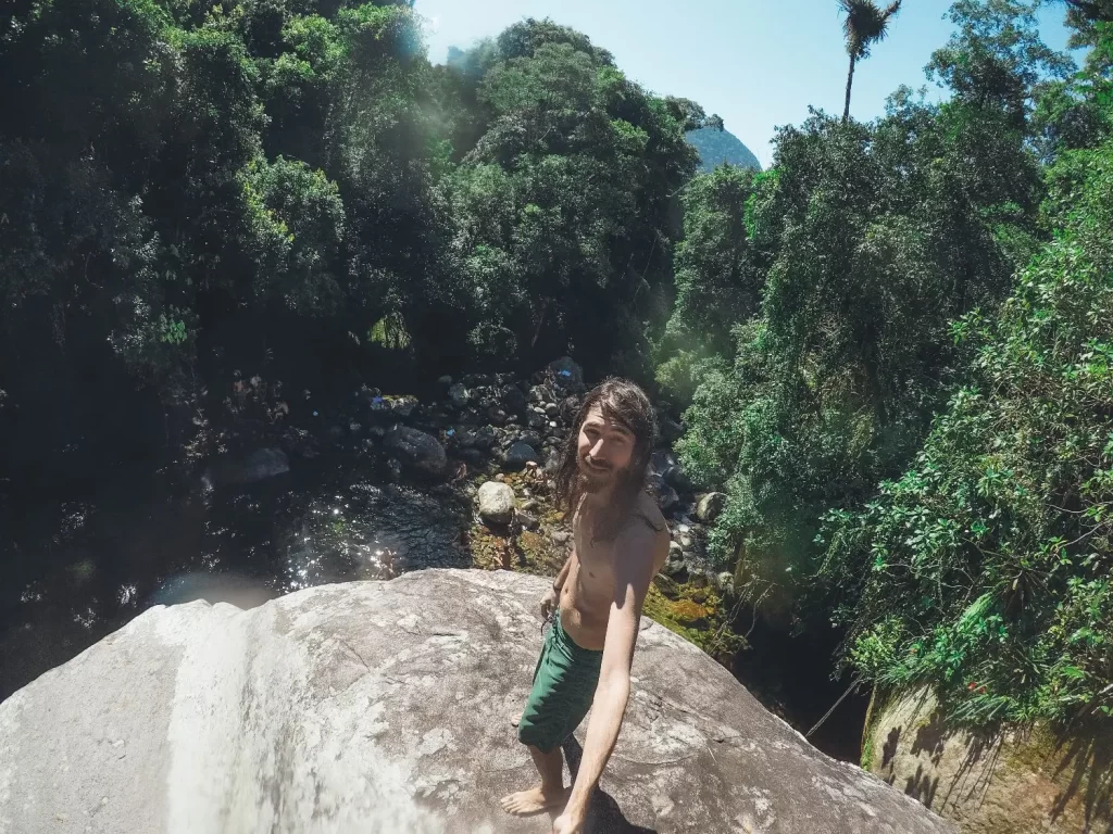 No alto da pedra do Poço Verde - Parnaso - Guapimirim - Vamos Trilhar