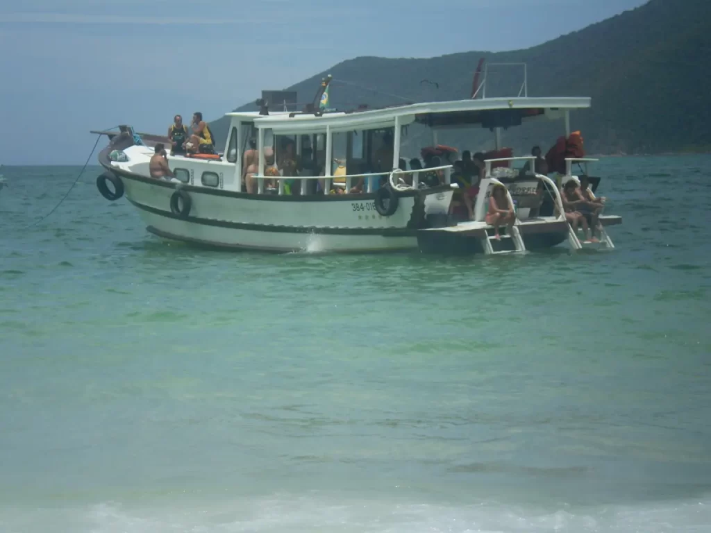 Passeio de barco - Prainhas do Pontal do Atalaia - Arraial do Cabo - RJ - Vamos Trilhar