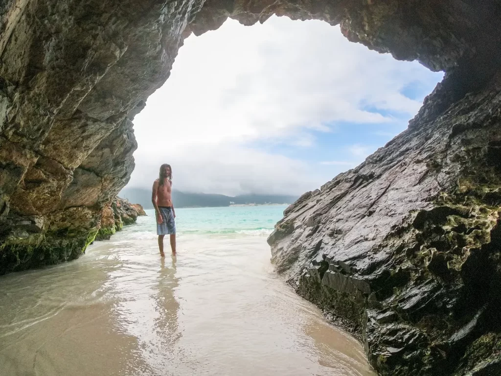 Por dentro da Gruta do Amor - Prainhas do Pontal do Atalaia - Arraial do Cabo - RJ - Vamos Trilhar