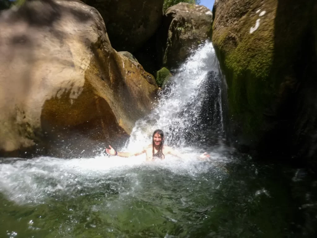 Queda d'água do Poço da Capela - Parnaso - Guapimirim - Vamos Trilhar