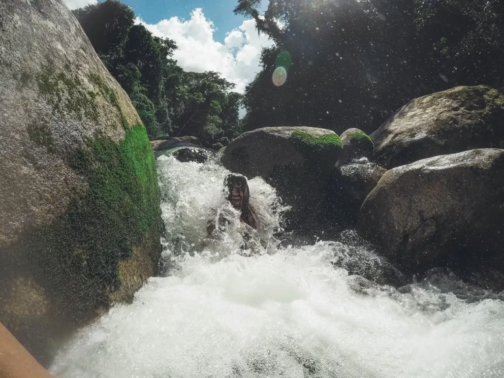 Quedas d'água no Poço da Preguiça - Parnaso - Guapimirim - Vamos Trilhar