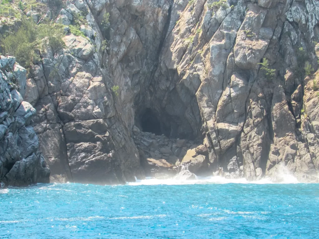 Buraco do Meteoro - Passeio de Barco de Arraial do Cabo - RJ - Vamos Trilhar