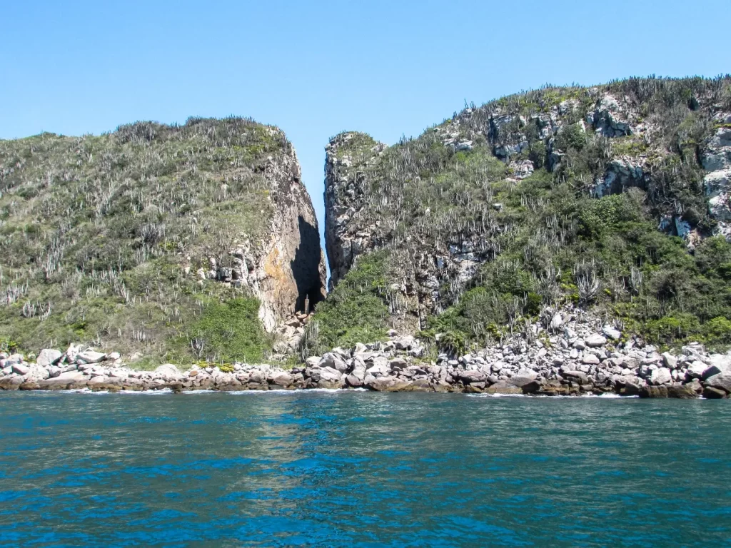 Conheça tudo sobre o Passeio de Barco de Arraial do Cabo - RJ - Vamos Trilhar