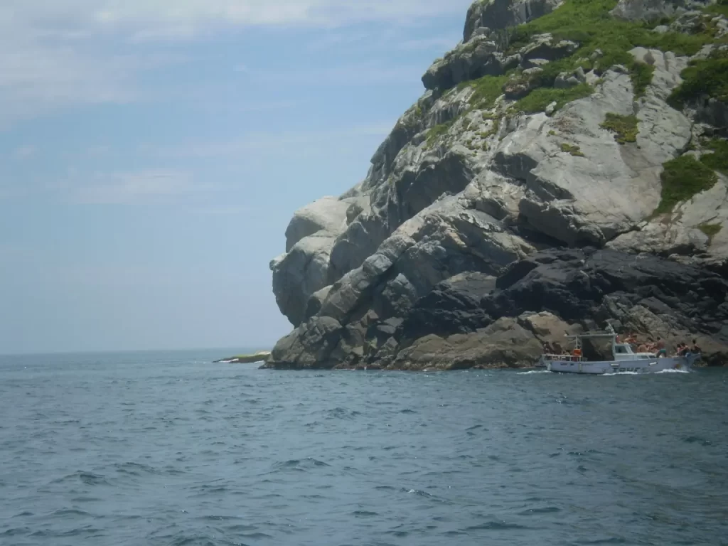 Pedra do Macaco - Passeio de Barco de Arraial do Cabo - RJ - Vamos Trilhar