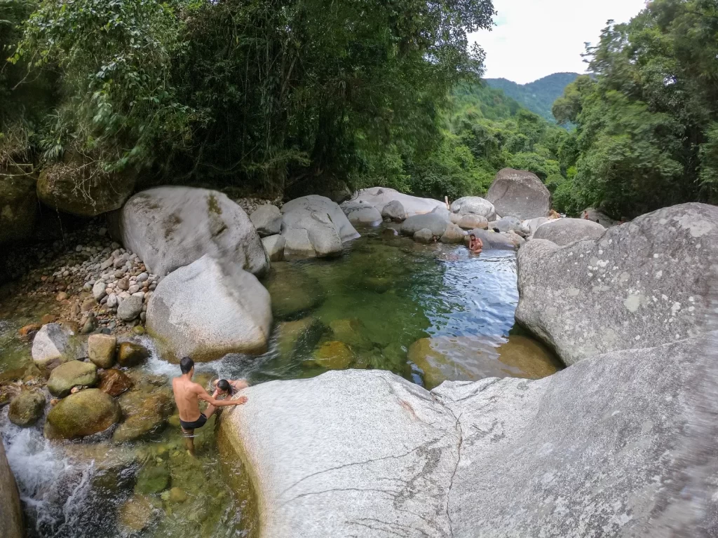 Vista de cima da pedra no Poço da Mãe D’Água - Parnaso - Guapimirim