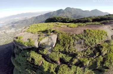 Vídeos com drone mostram a Pedra Bonita de um ângulo diferente!