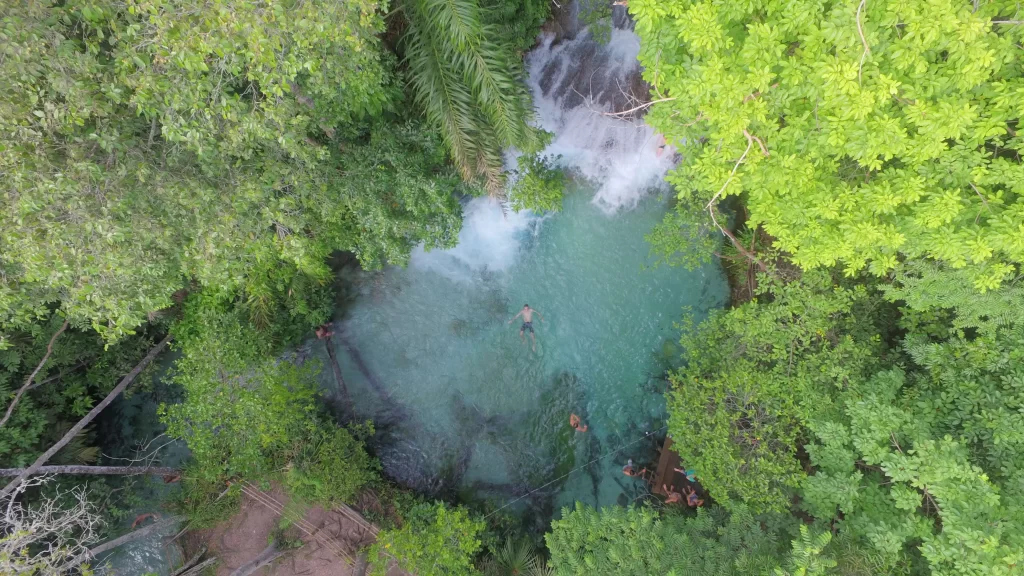 vamos-trilhar - Cachoeira do Formiga no Jalapão com água verde-esmeralda
