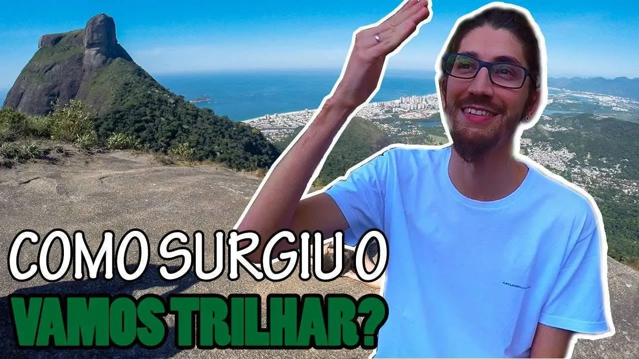 Vinícius Pinto, criador do Vamos Trilhar, no alto da Pedra Bonita, no vídeo Como surgiu o Vamos Trilhar