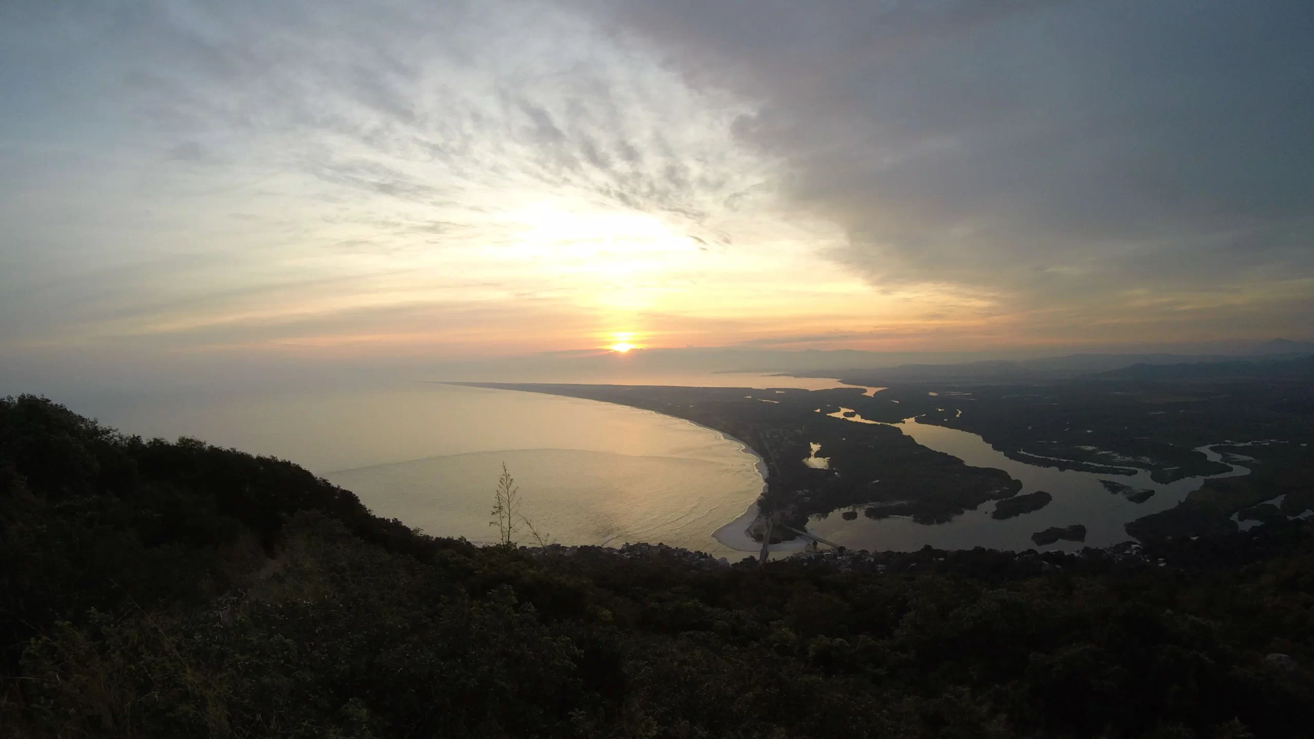 Pôr do sol na trilha da Pedra do Telégrafo, com vista para a Restinga de Marambaia (RJ)