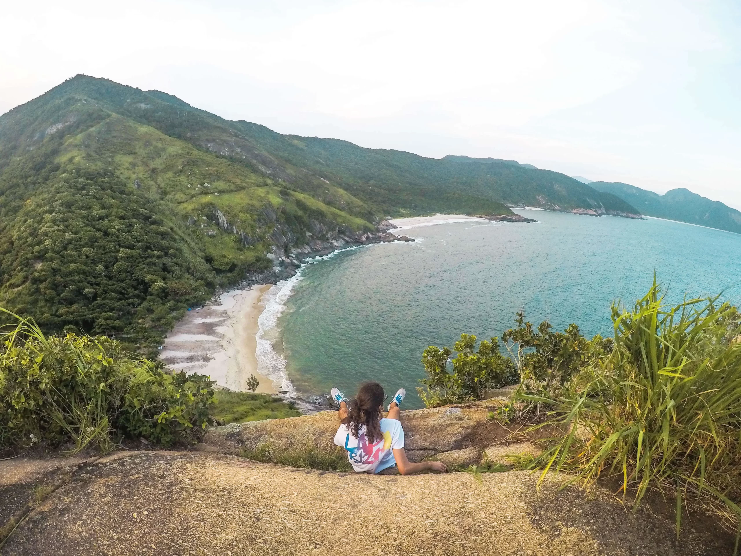 Vista da baía a partir da Pedra da Tartaruga, na trilha até a Praia do Perigoso, no Rio de Janeiro