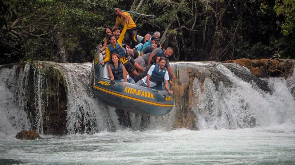 vamos-trilhar - bote descendo cachoeira no Rio Formoso em Bonito MS