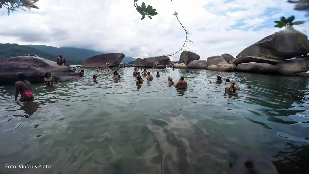 Piscinas Naturais do Cachadaço cheia de gente - Trindade - RJ - Vamos Trilhar-min