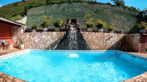 Piscina com cascata da Pousada O Meu Canto - Santa Rita de Jacutinga - MG - Vamos Trilhar-min