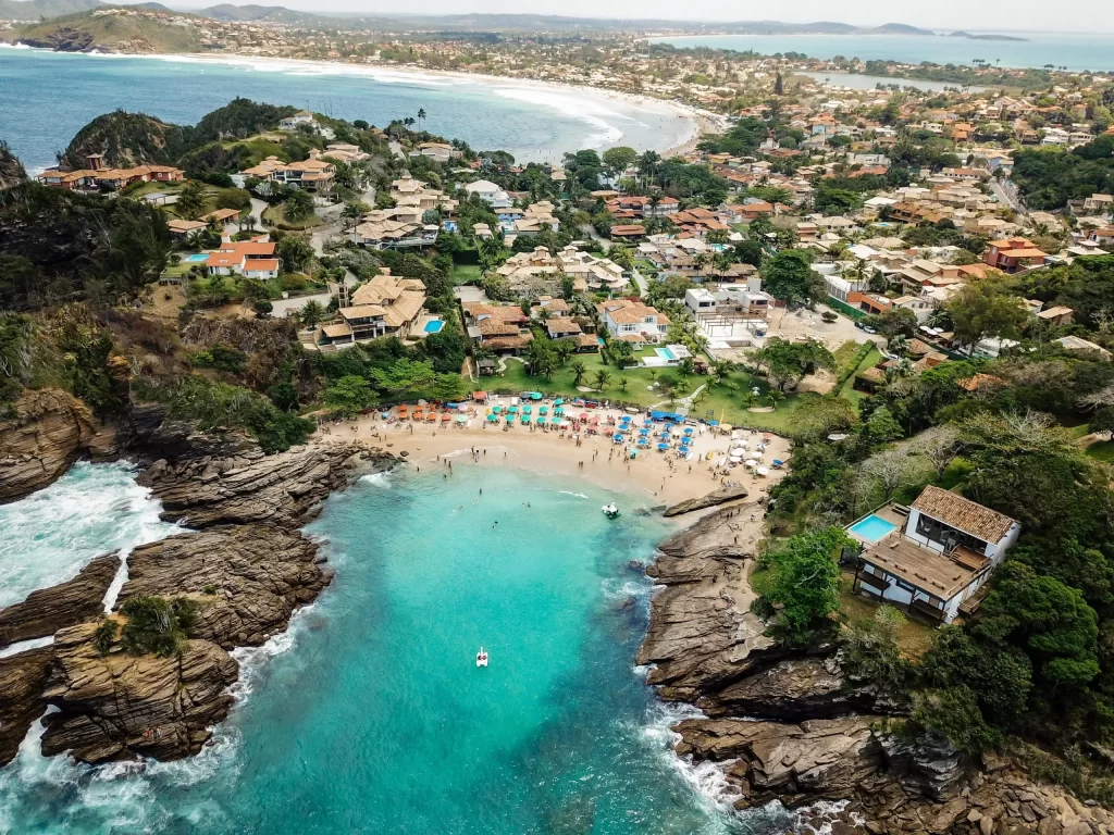 Vista aérea da Praia da Ferradurinha - Búzios - Vamos Trilhar-min