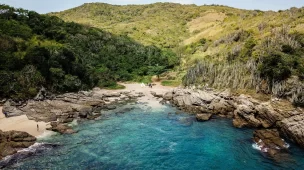 Vista de drone da Praia dos Amores - Búzios - Vamos Trilhar-min